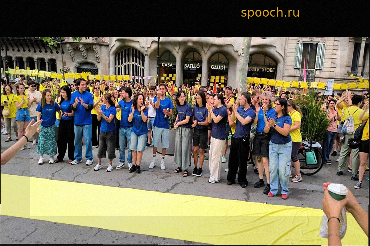 Около 300 учителей блокируют доступ к Дому Бальо в Барселоне в очередной день забастовки