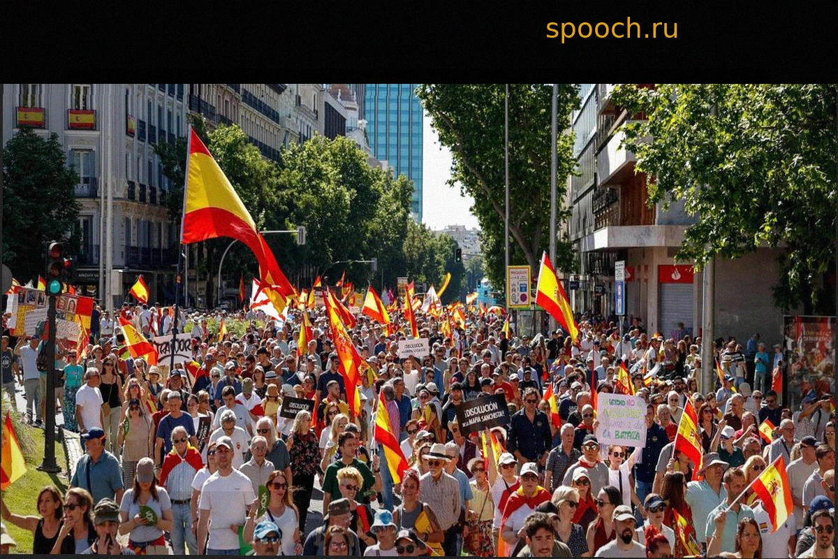 Тысячи людей вышли на демонстрацию в центре Мадрида против Педро Санчеса